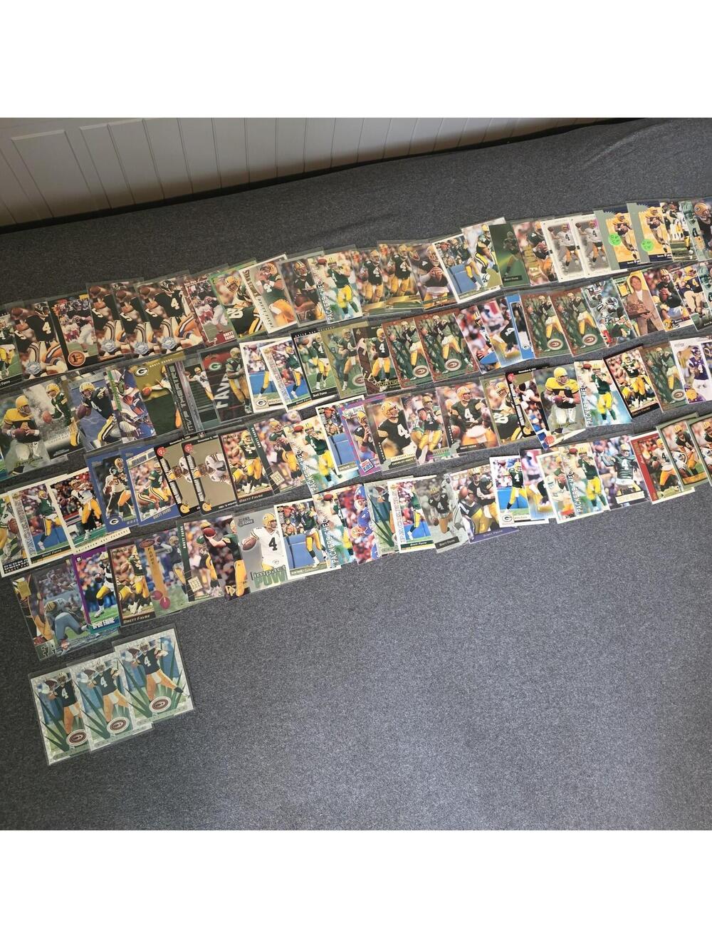 Brett Favre Lot 103 Football Card Lot HOF 90s Base Inserts